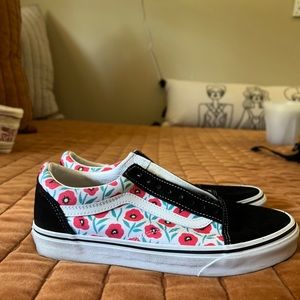 Vans black with red flowers ❣️ Women’s Size 9, Men’s Size 7.5